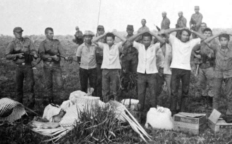 Guerrilha feitos prisioneiros pelo Exército no Araguaia