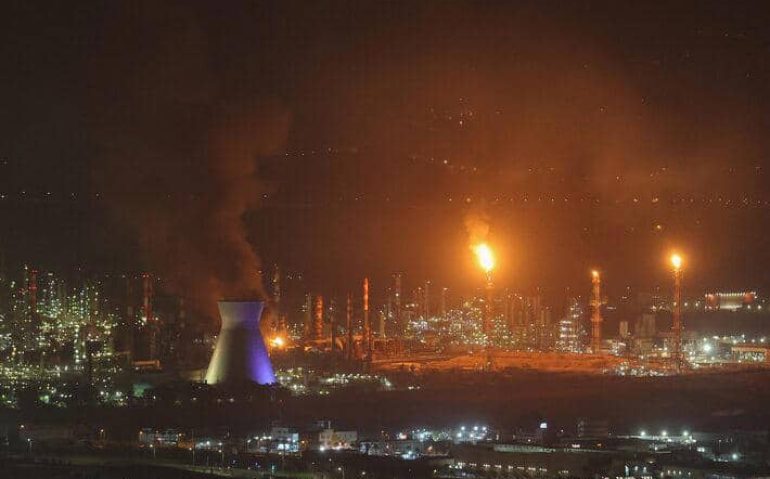 Fumaça na cidade de Haifa, em Israel, em 16 de junho de 2025, após uma nova salva de mísseis iranianos Foto: Ahmad Gharabli/AFP)