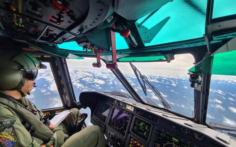Dois helicópteros foram colocados para auxiliar as buscas. (Crédito: COMANDO MILITAR DA AMAZÔNIA / AFP)
