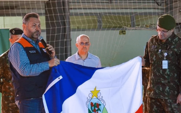 Prefeito de Estrela, Elmar Schneider, entrega bandeira do município ao general Anysio Luiz Crespo Alves Negrão | Foto: Pedro Piegas