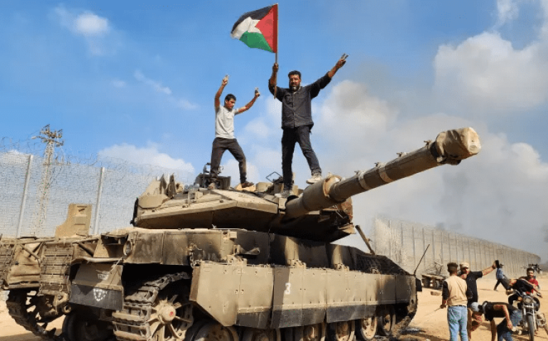 Militantes seguram uma bandeira da Palestina enquanto destroem um tanque das forças israelenses em Gaza

Crédito: Hani Alshaer/Anadolu Agency via Getty Images