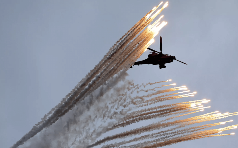Um helicóptero Apache do exército sul-coreano dispara foguetes durante uma celebração para marcar o 76º aniversário do Dia das Forças Armadas da Coreia, em Seongnam, Coreia do Sul, terça-feira, 1 de outubro de 2024 - Direitos de autor Kim Hong-Ji/AP
