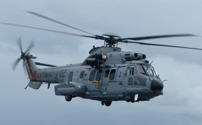 O helicóptero UH 15 - Super Cougar foi usado na operação — Foto: Marinha do Brasil
