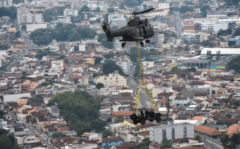 Operação Tormenta: helicópteros do exército são vistos carregando veículos de guerra sobre Valença (RJ) — Foto: Divulgação: Exército Brasileiro