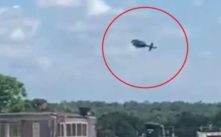 Helicóptero colombiano em queda
