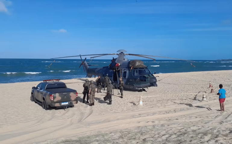 Avião da FAB pousou em praia na Grande Natal — Foto: Thiago César/Inter TV Cabugi