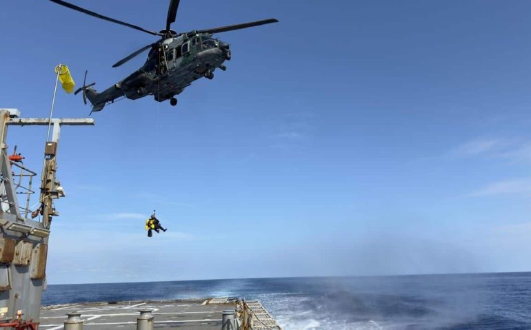 Ação coordenada pela Marinha do Brasil possibilitou o resgate e a evacuação aeromédica de tripulante em alto-mar – Imagem: Marinha do Brasil
Fonte: Agência Marinha de Notícias
