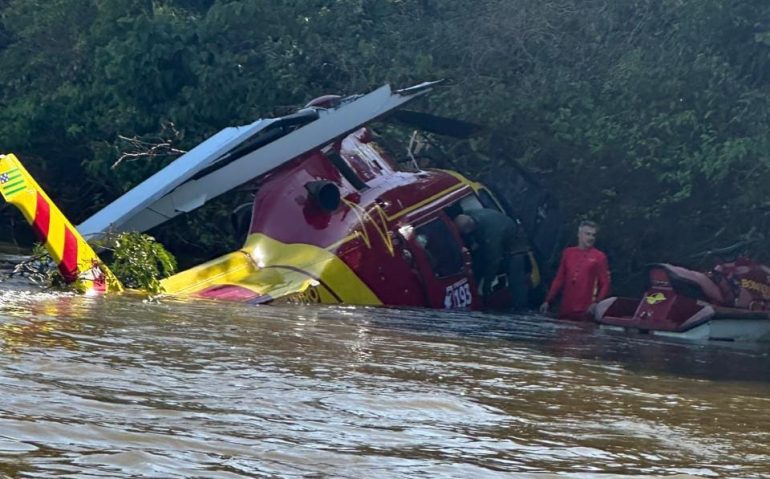 Bombeiros e militar da Marinha foram socorridos após civis presenciarem queda de helicóptero, em Britânia (Divulgação)