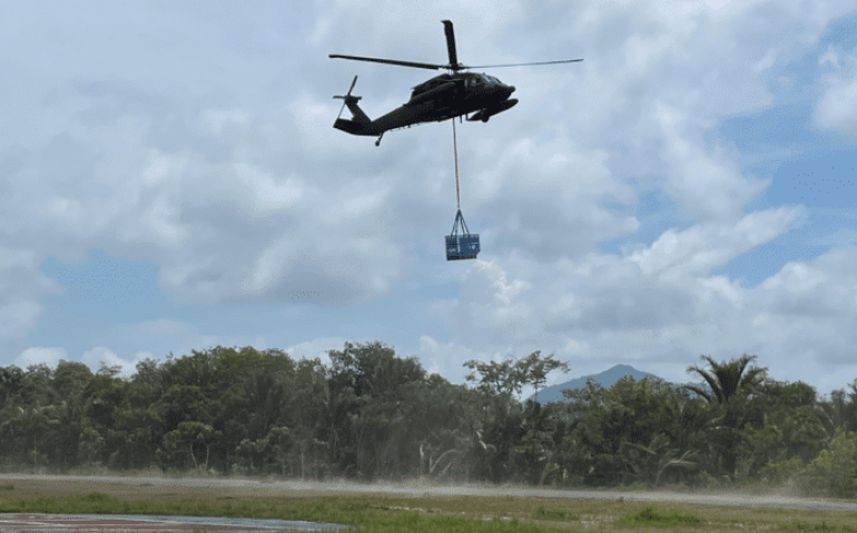 Helicóptero transportando gerador na Amazônia