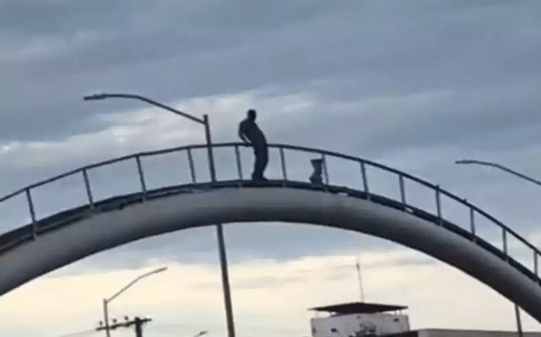 Antes de pular, testemunhas ouviram ele clamar por intervenção militar aos gritos: "Exército, salve o Brasil"
(foto: Redes Sociais/ Reprodução)