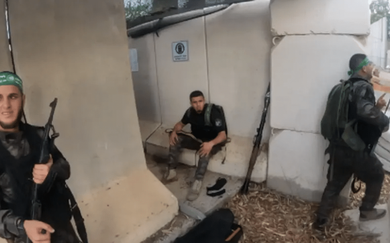 Homens armados do Hamas em hub da inteligência de Israel — Foto: Reprodução