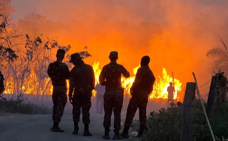 Militares do 2º Pelotão Especial de Fronteira / Fortuna combatem incêndio em terra indígena
2° PEF / Fortuna