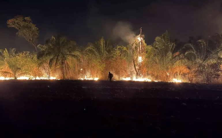 Brigadista atua no combate ao fogo durante a madrugada no Parque Estadual das Nascentes do Rio Taquari, em Alcinópolis (MS). - (Foto: Divulgação/Prefeitura de Alcinópolis)