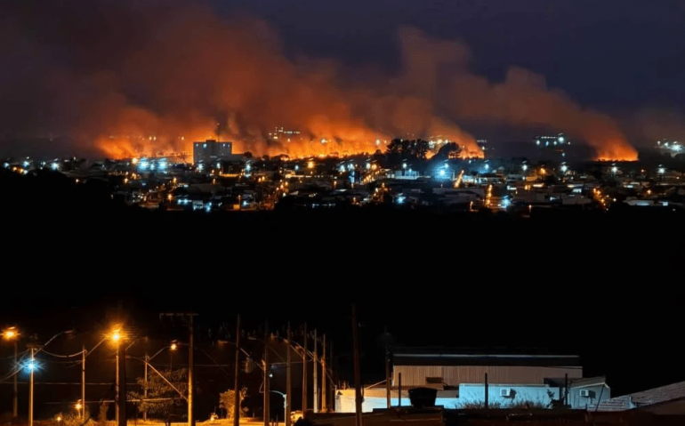 Incêndio na área dos fundos 41º Batalhão de Infantaria Mecanizado continuava ativo na noite de terça-feira (Imagem: Portal Panorama)