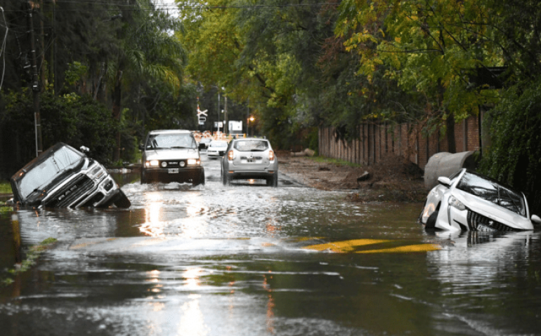 A tempestade também afetou a capital argentina, onde, segundo fontes oficiais, caíram 170 milímetros de chuva nas últimas horas