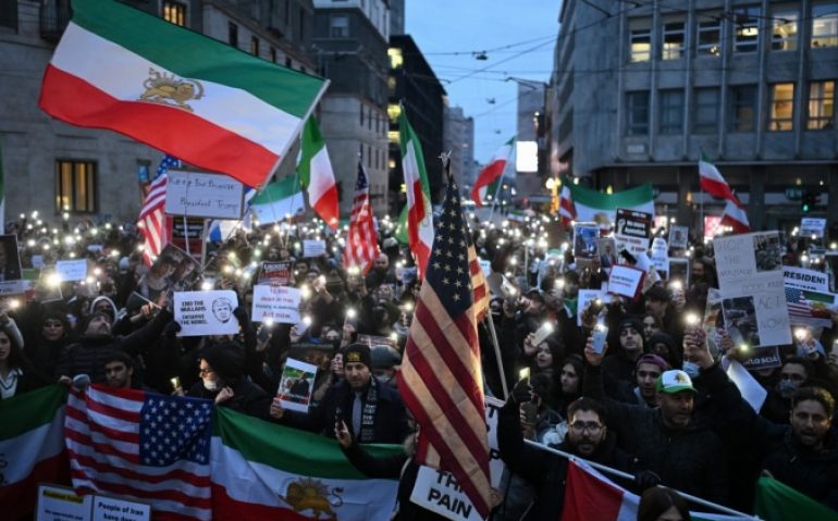 Protestos estouraram em diversas cidades do Irã contra o aumento do custo de vida, mas depois evoluiu para contestar o regime teocrático instaurado no país com a Revolução Iraniana, de 1979