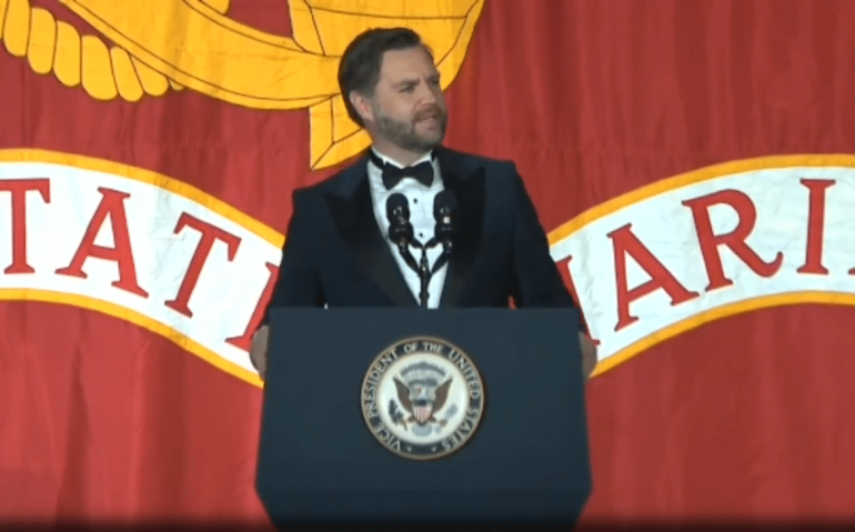 JD Vance discursou no baile de comemoração do 250º aniversário do Corpo de Fuzileiros Navais, em Washington, DC, no sábado. (Crédito: POOL)