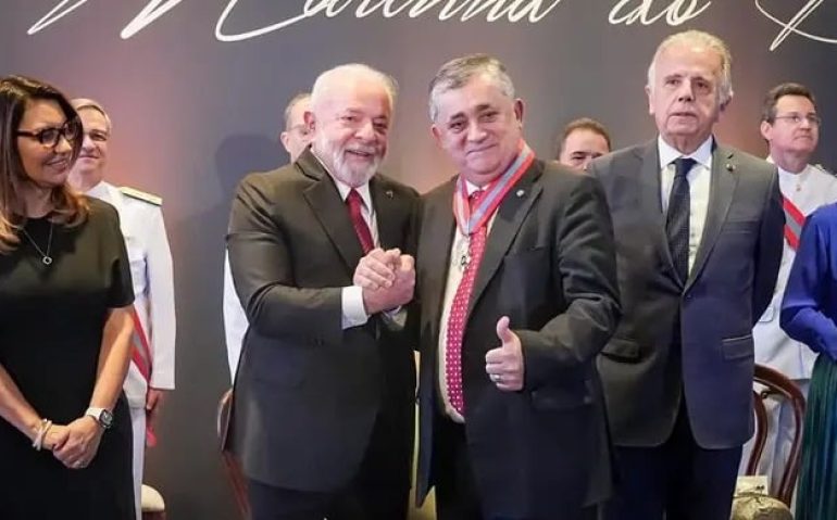 Lula condecora José Guimarães com a Ordem do Mérito Naval (PR)