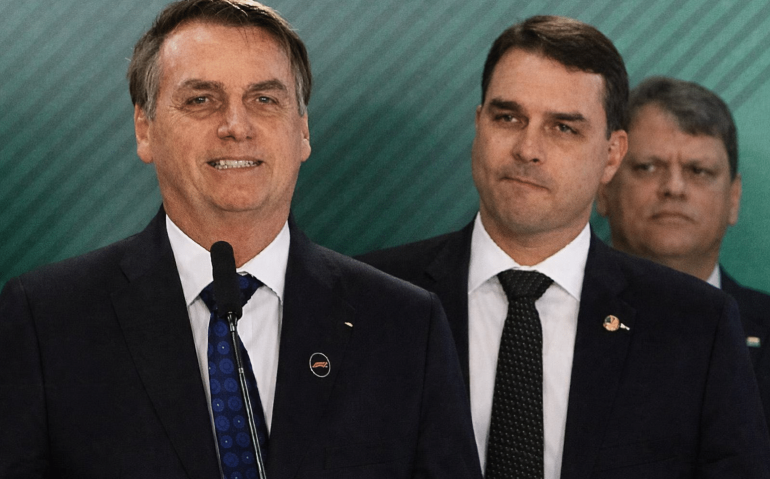 Jair e Flávio Bolsonaro, com Tarcísio ao fundo. Imagem orginal de Valter Campanato, com edição da IA