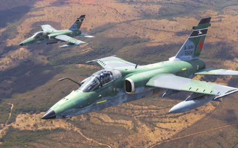 Jatos AMX da FAB em voo (Imagem: Cavok)