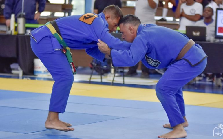 O Sargento Porto (à direita), que também é faixa marrom de jiu-jitsu, durante Campeonato da Marinha do Brasil em 2024 – Imagem: Acervo pessoal