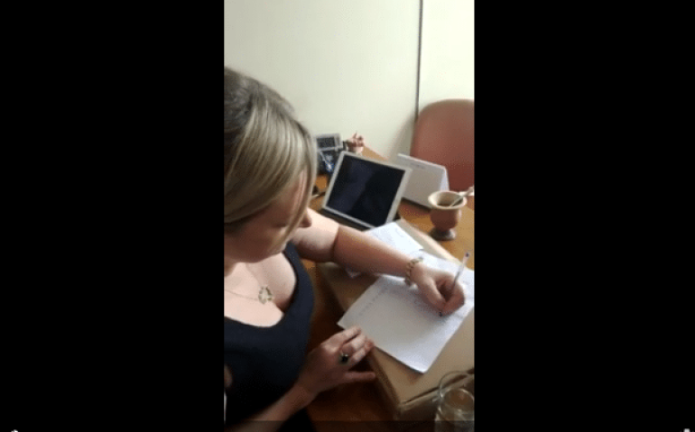 Momento em que a deputada Joice Hasselmann (PSL/SP) assina o requerimento para que o PL 1645 vá ao plenário da Câmara