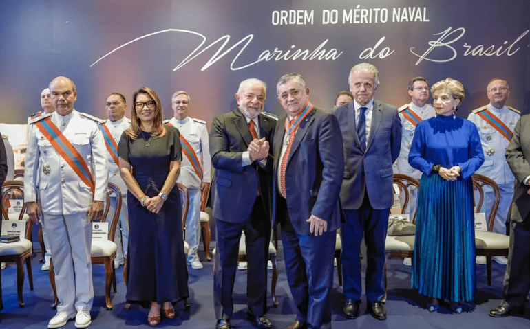 O presidente Luiz Inácio Lula da Silva entrega medalha da Ordem do Mérito Naval ao líder do governo na Câmara, José Guimarães (PT-CE), em cerimônia no dia 12 de julho — Foto: Ricardo Stuckert/PR