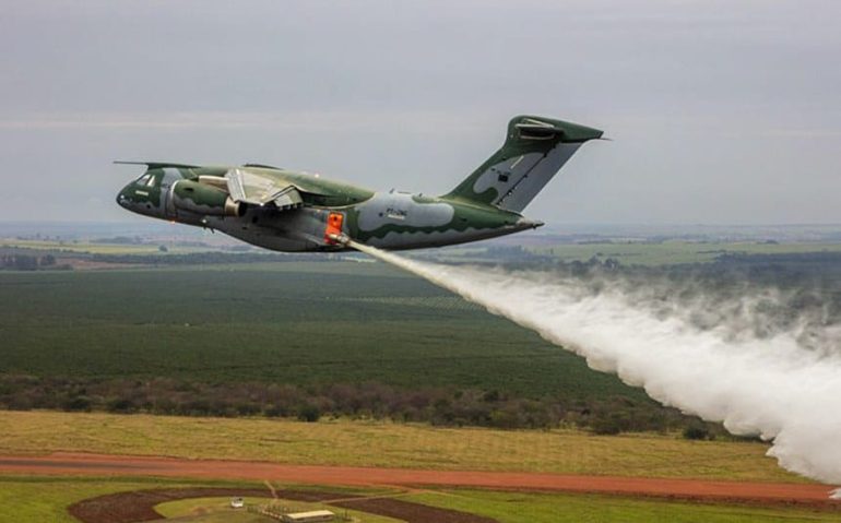 Avião KC-390 Millennium, da FAB, lança água sobre queimada - Embraer