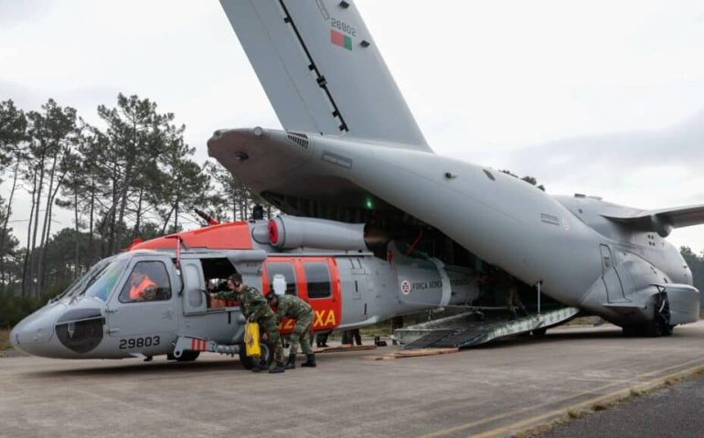 KC 390 da Força Aérea Portuguesa transportando helicóptero Black Hawk (Imagem: Força Aérea Portuguesa - Site ASAS)