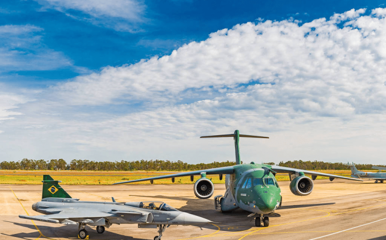 Caça Gripen e o avião de transporte KC-390 da FAB na Base Aérea de Anápolis, em Goiás - Johnson Barros - 22.out.21/Força Aérea Brasileira