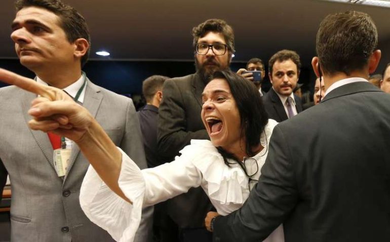 Em 29 de outubro, durante votação do PL na Câmara, familiares de militares protestaram e chamaram Bolsonaro de ''traidor''
(foto: Dida Sampaio/Estadão Conteúdo)