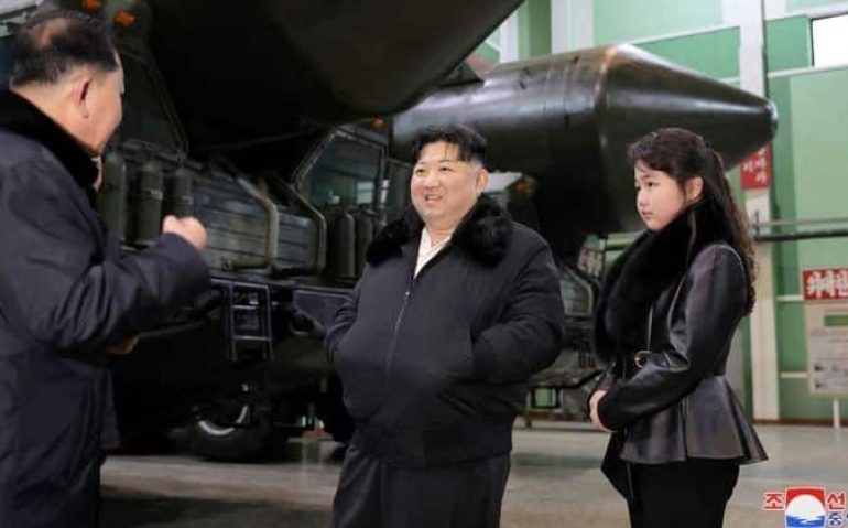 Kim Jong-un e sua filha Ju Ae em fábrica de material bélico da Coreia do Norte nesta sexta (5)
KCNA VIA REUTERS - 05.01.2024