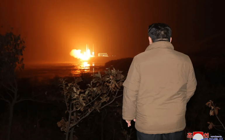 Kim Jong-Un observa lançamento de satélite