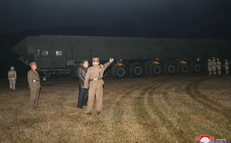 Líder da Coreia do Norte, Kim Jong-un, inspeciona local de testes de mísseis balísticos — Foto: KCNA VIA KNS / AFP