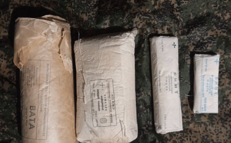 Algodão, bandagens e kits de curativos da era soviética
Reprodução/Telegram/Kursy takticheskoy meditsiny