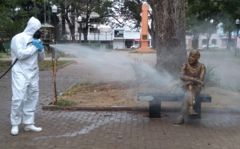 Cruz Alta (RS) - Estátua de Érico Veríssimo sendo higienizada por causa da pandemia (Imagem: Alfredo Roeber)