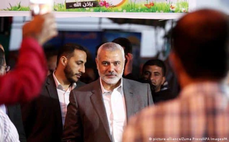 Ismail Haniyeh (c.) é o líder político do Hamas