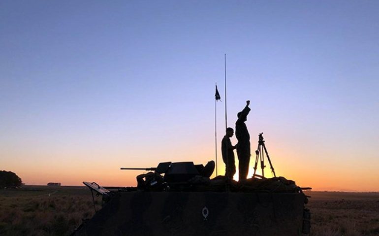 Rosário do Sul (RS) - O Comandante da Linha de Fogo da 1ª Bateria de Obuses do 29° Grupo de Artilharia de Campanha emitindo os comandos para sua linha de fogo carregar as peças para o tiro noturno da Operação Coxilha. (Imagem: CMS)