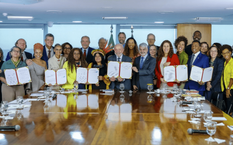 Lula sanciona lei que reserva 30% das vagas em concursos federais para negros, indígenas e quilombolas.(Imagem: Ricardo Stuckert/PR)