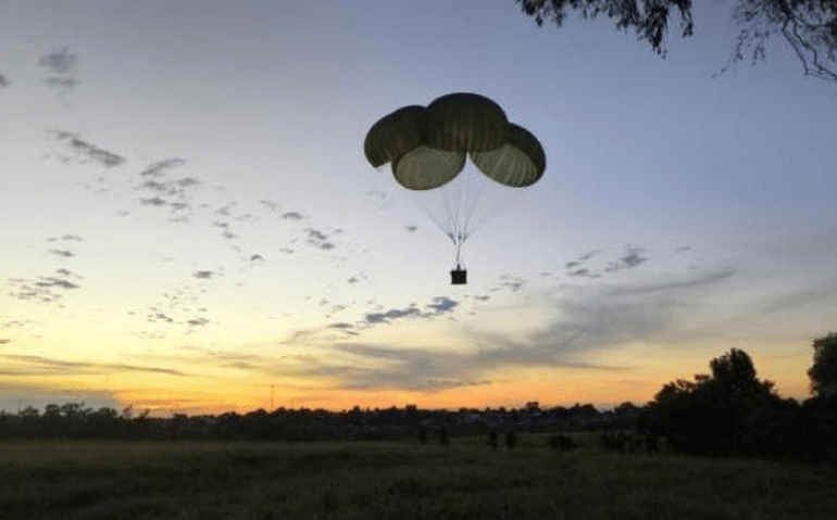 Em maio, uma missão semelhante ocorreu para levar alimentos a isolados em São Jerônimo, na região Carbonífera.
Força Aérea Brasileira / Divulgação