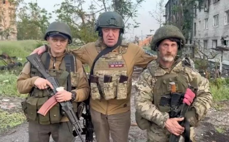 O fundador do Grupo Wagner, Yevgeny Prigozhin (centro) com mercenários na Ucrânia - Ele morreu no ano passado (Reuters)