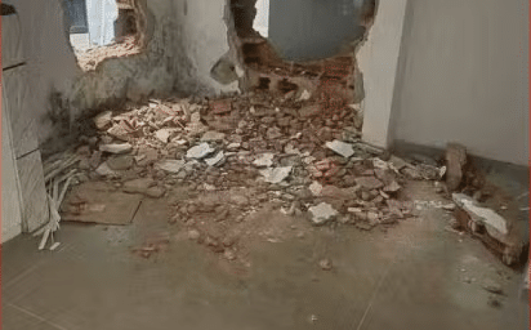 Buracos feitos por suspeitos para acesso à sala cofre de loja de armamentos no DF — Foto: Reprodução