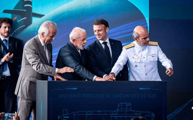 O ministro da Defesa, José Múcio, o presidente Lula, o presidente francês Emmanuel Macron e o comandante da Marinha Marcos Sampaio Olsen lançam o submarino Tonelero ao mar — Foto: Reprodução — Foto: Hermes de Paula / Agência O Globo