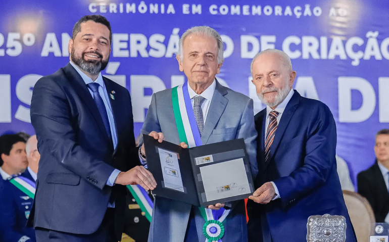O presidente Luiz Inácio Lula da Silva (PT), durante cerimônia de comemoração dos 25 anos do Ministério da Defesa, no Clube do Exército. Na foto (da esquerda para a direita): presidente dos Correios, Fabiano Silva dos Santos; ministro da Defesa, José Múcio; e Lula (Foto: Ricardo Stuckert/PR)