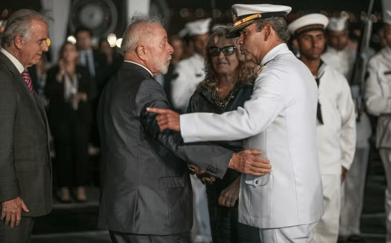 Presidente Lula cumprimenta o comandante Marcos Olsen; e o ministro José Múcio atrás — Foto: Guito Moreto