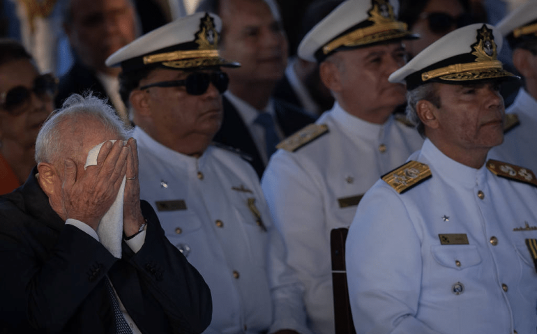 O presidente Lula participou de cerimônia do Dia do Marinheiro, no Rio, ao lado do comandante da Marinha, Marcos Olsen, e do almirante Flavio Rocha, ex-secretário de Jair Bolsonaro (PL) - Eduardo Anizelli/Folhapress