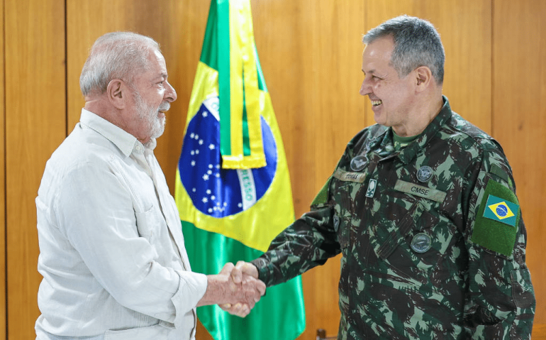 Lula cumprimenta o novo comandante do Exército, o general Tomás Ribeiro Paiva - Ricardo Stuckert/Divulgação