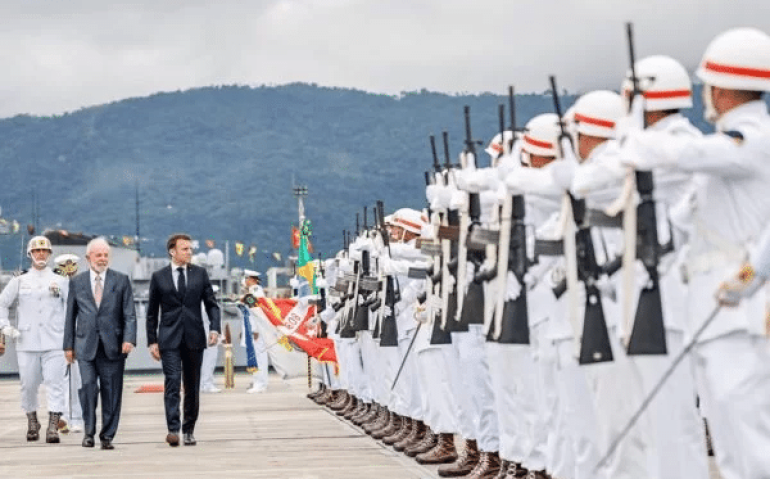 Lula e Macron passam tropa da Marinha em revista na base naval de Itaguaí - 
Presidência/Ricardo Stuckert
