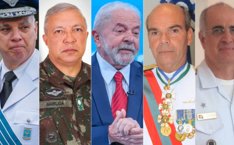 Da esq. para a dir.: Marcelo Kanitz Damasceno (Aeronáutica), Júlio Cesar de Arruda (Exército), Lula, Marcos Sampaio Olsen (Marinha) e Renato Rodrigues de Aguiar Freire (Estado-Maior)
Copyright
Flickr/FAB, Flickr/Exército Brasileiro, Ricardo Stuckert/PT e Marinha do Brasil