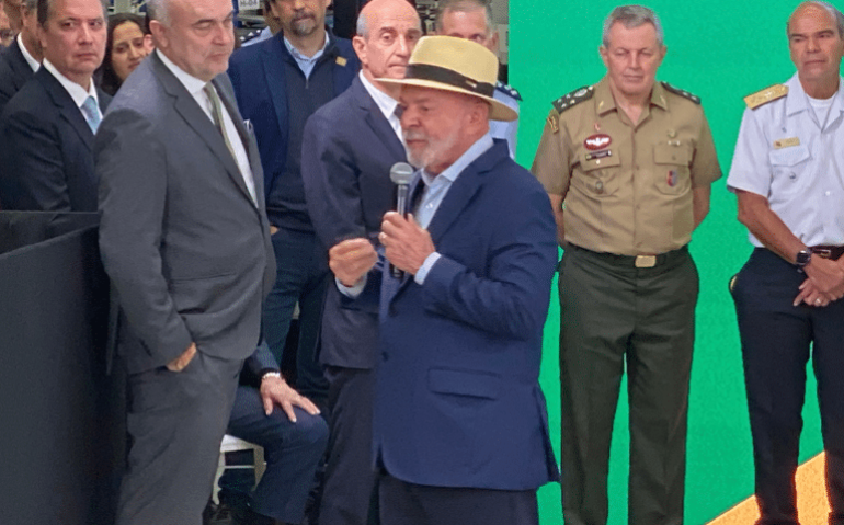 Lula em discurso na fábrica da Avibras Aeroco, em Jacareí, no interior de São Paulo